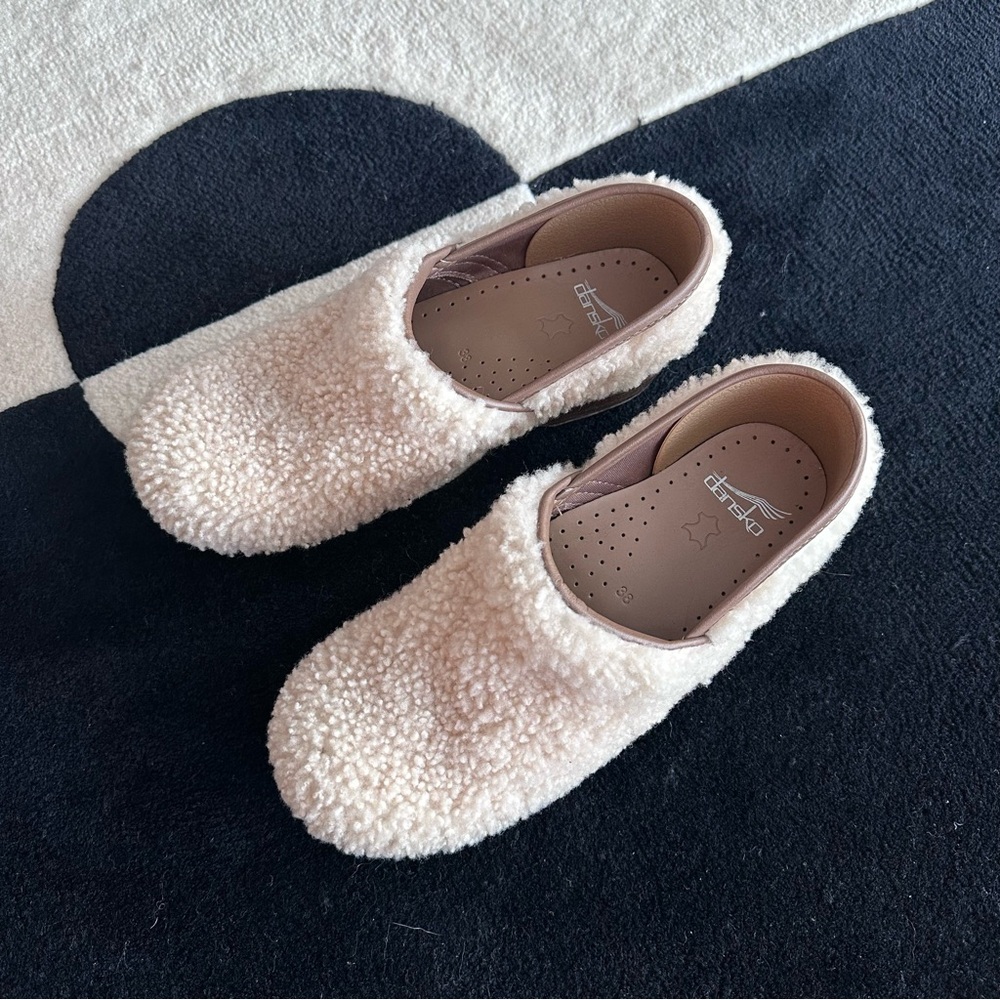 LIKE NEW Dansko Shearling Clogs